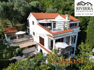 Kuca sa prostranim dvoristem i pogledom na more Njivice